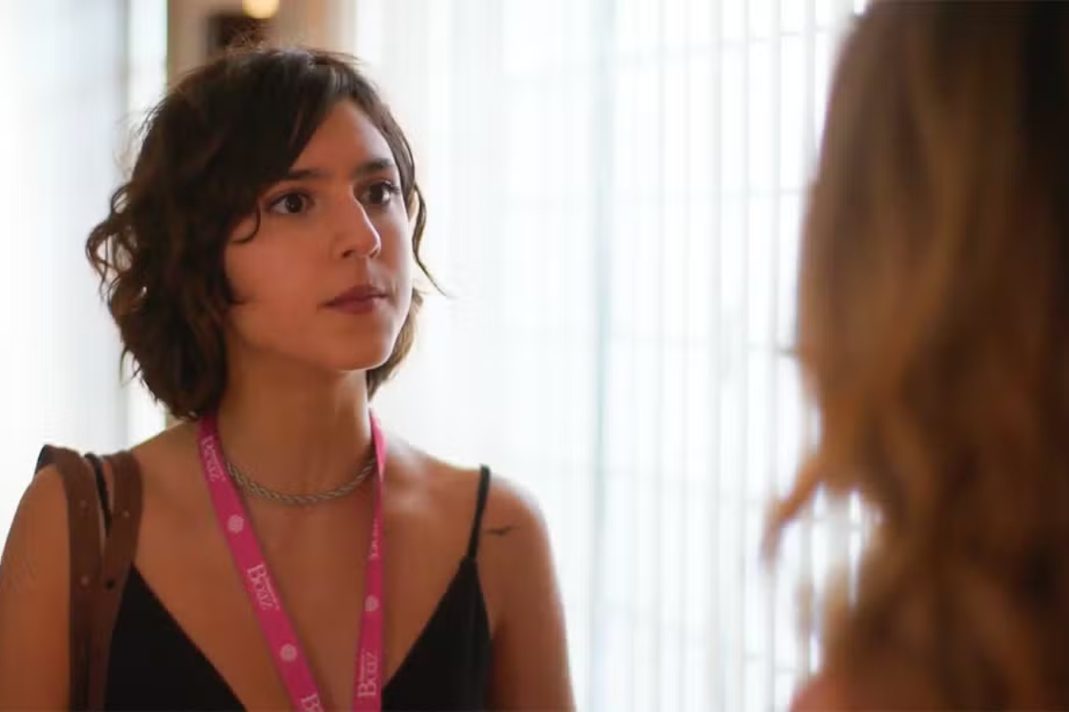 Nina (Flora Camolese) cobra explicações de Filipa (Claudia Abreu) sobre Danilo (Felipe Simas) em Dona de Mim