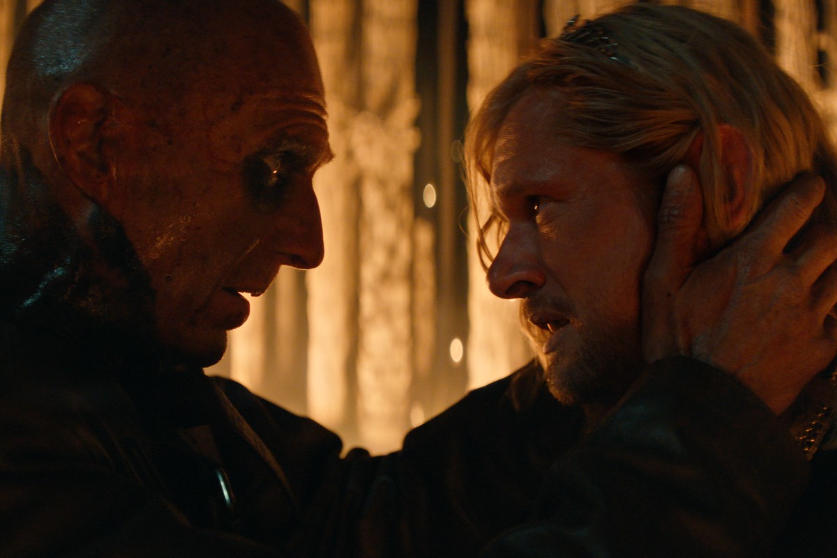 Dr. Kelson (Ralph Fiennes) e Jimmy Crystal (Jack O’Connell) em “Extermínio: O Templo dos Ossos”