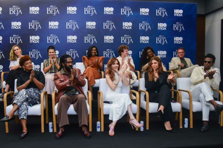 Elenco na coletiva de Dona Beja