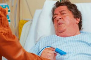 Eliomar (Stepan Nercessian) pede perdão a Janete (Letícia Spiller) em Coração Acelerado