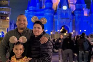 elis cabral com os pais na disney