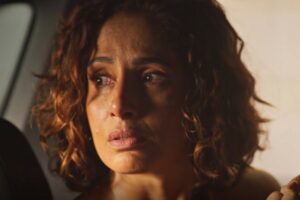 Leo (Clara Moneke) paga fiança e Ellen (Camila Pitanga) sai da cadeia em 