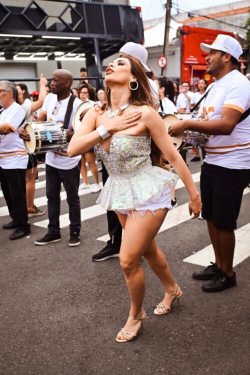 Lexa ensaia na rua com a Dragões da Real