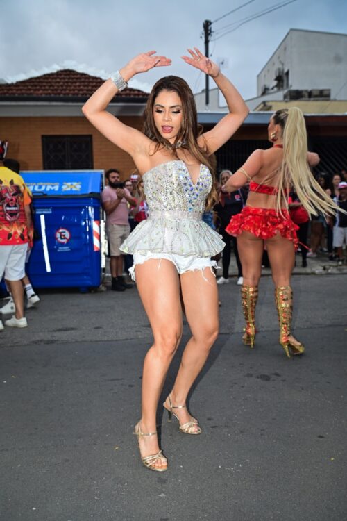 Lexa ensaia na rua com a Dragões da Real