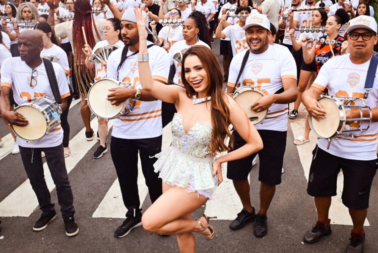 Lexa ensaia na rua com a Dragões da Real