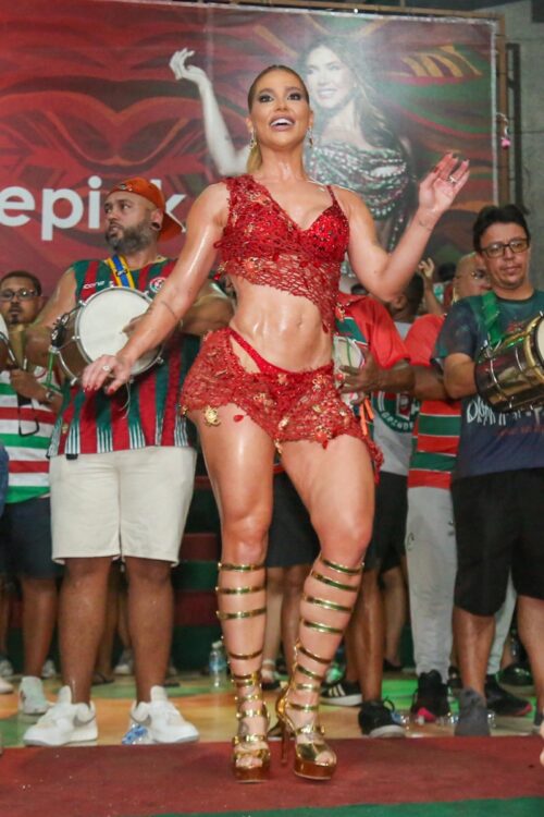 Virginia no ensaio da Grande Rio