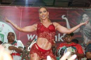 Virginia no ensaio da Grande Rio