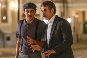 Ernesto (Eriberto Leão) e seu capanga tentam a missão de sequestrar Samir (Davi Malizia) em 