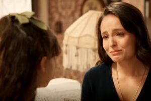 Estela conta verdade para Anabela e revela ser a mãe da menina, em Êta Mundo Melhor