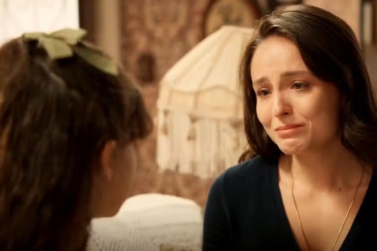 Estela conta verdade para Anabela e revela ser a mãe da menina, em Êta Mundo Melhor