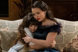 Estela (Larissa Manoela) abraçada com Anabela (Isabelly Carvalho) em 