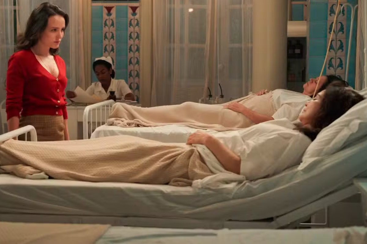 Estela (Larissa Manoela) se emociona ao ver Miriam (Leticia Sabatella) no hospital em 'Êta Mundo Melhor'