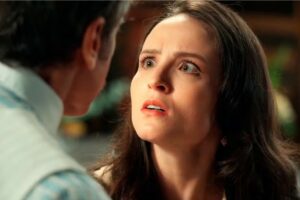 Estela (Larissa Manoela) lembra que Ernesto (Eriberto Leão) foi o culpado pelo seu acidente no barco em 'Êta Mundo Melhor'