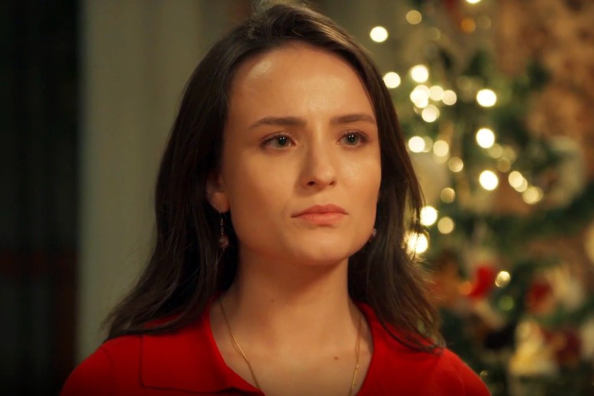 Estela (Larissa Manoela) revela para Miriam (Leticia Sabatella) que é mãe de Anabela (Isabelly Carvalho) em Êta Mundo Melhor