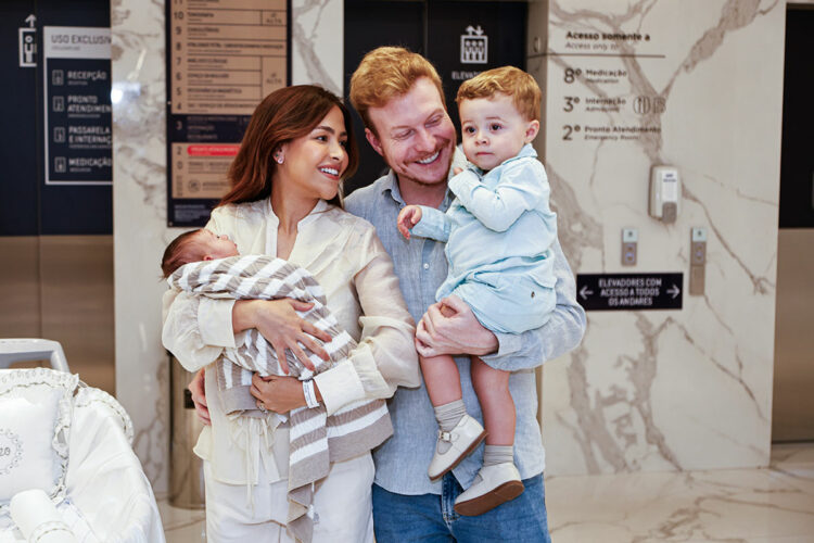 Gabi Luthai e Téo Teló com os filhos