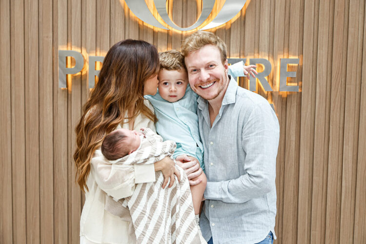 Gabi Luthai e Téo Teló com os filhos