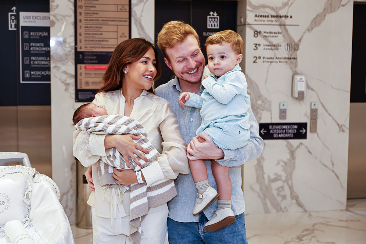 Gabi Luthai e Téo Teló com os filhos