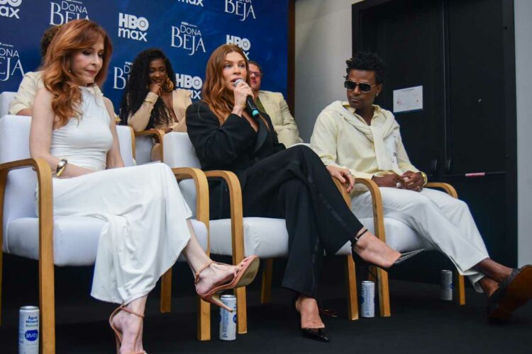 Grazi Massafera na coletiva de Dona Beja