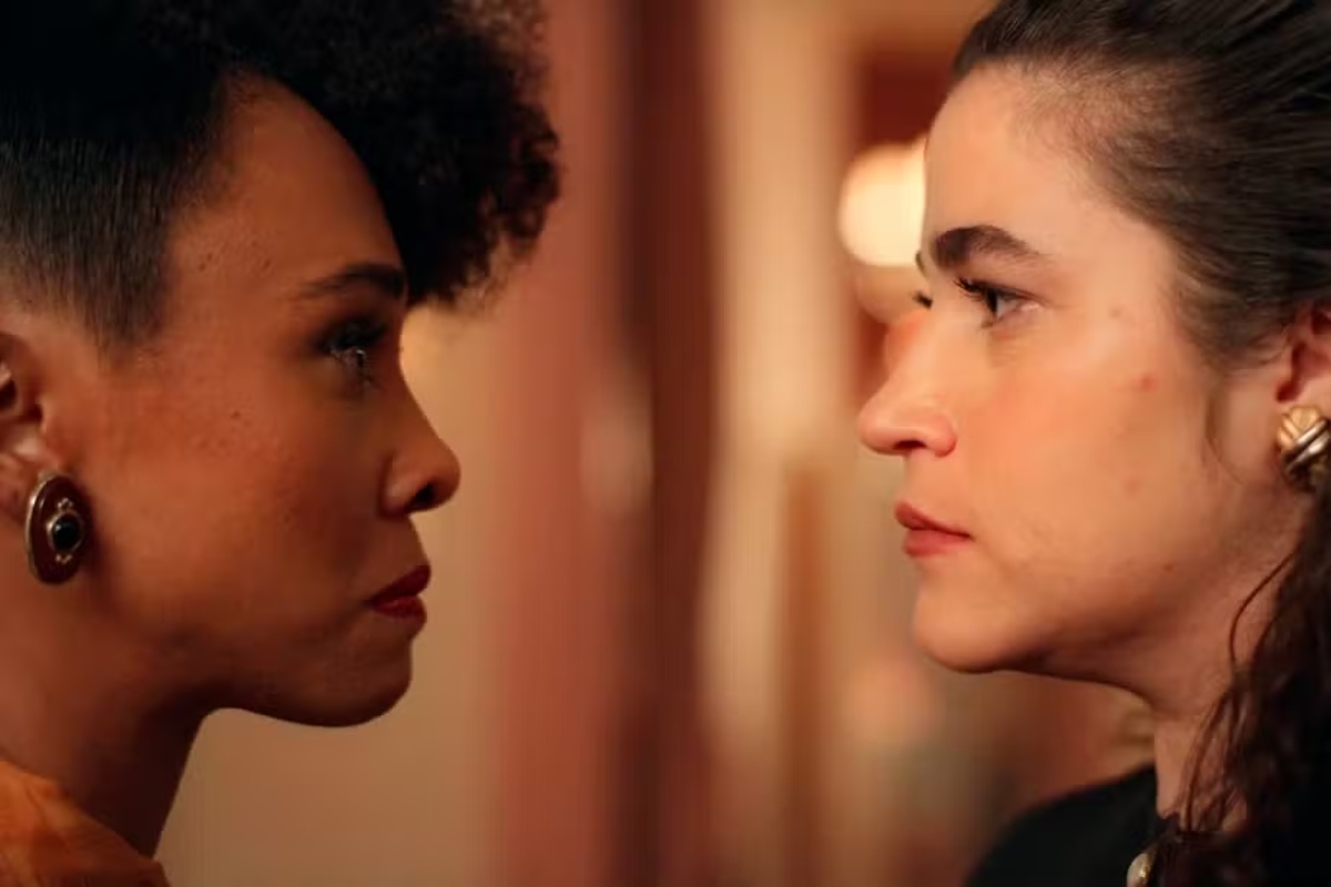 Haydée (Kênia Bárbara) recebe visita de irmã que acabou de descobrir e encontro é cheio de tensão em Êta Mundo Melhor