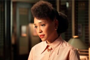 Haydée (Kênia Bárbara) dá o troco em Olga (Maria Carol) na novela Êta Mundo Melhor