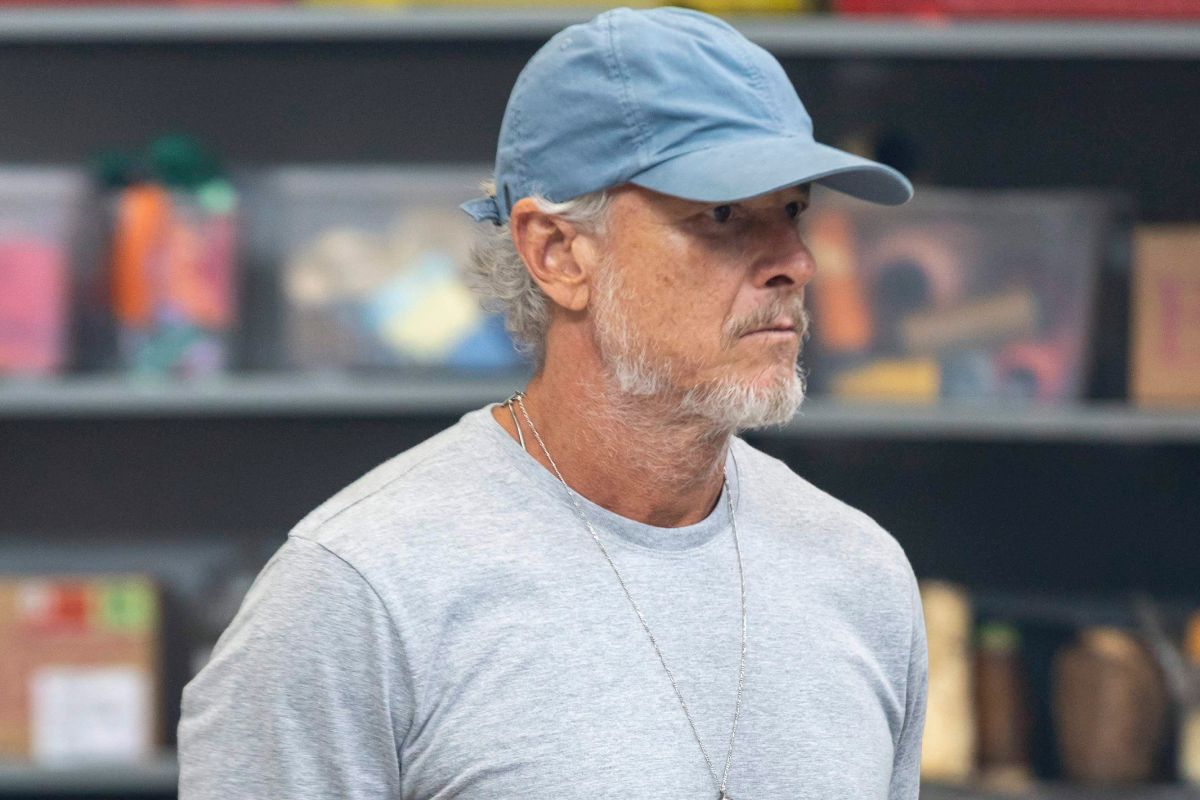 Jaques (Marcello Novaes) escondido em Dona de Mim