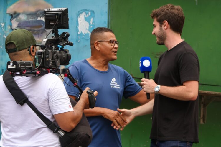 João Augusto grava  no morro do Vidigal (RJ)