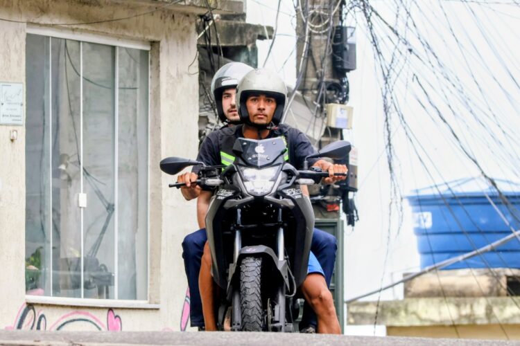 João Augusto grava  no morro do Vidigal (RJ)