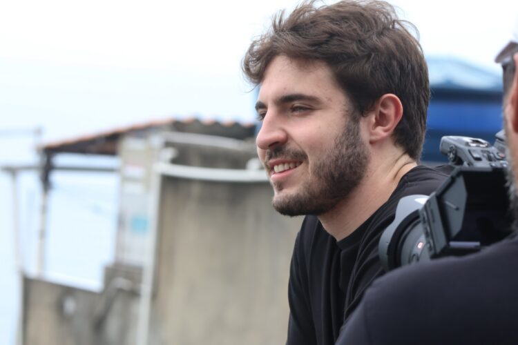 João Augusto grava  no morro do Vidigal (RJ)