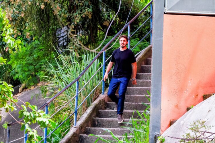 João Augusto grava  no morro do Vidigal (RJ)