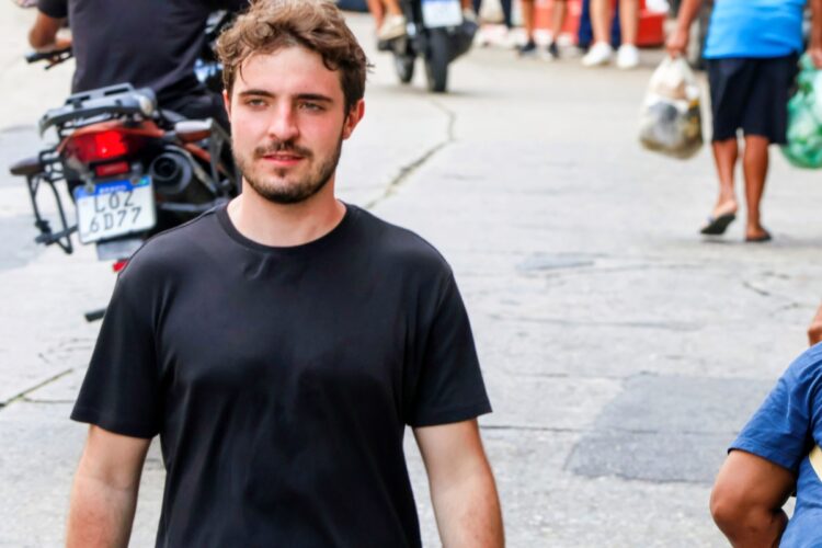 João Augusto grava  no morro do Vidigal (RJ)