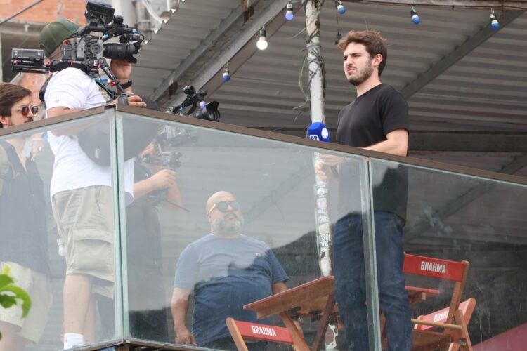 João Augusto grava  no morro do Vidigal (RJ)