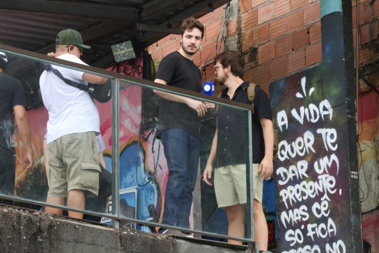 João Augusto grava  no morro do Vidigal (RJ)