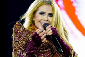 joelma cantando em cima do palco