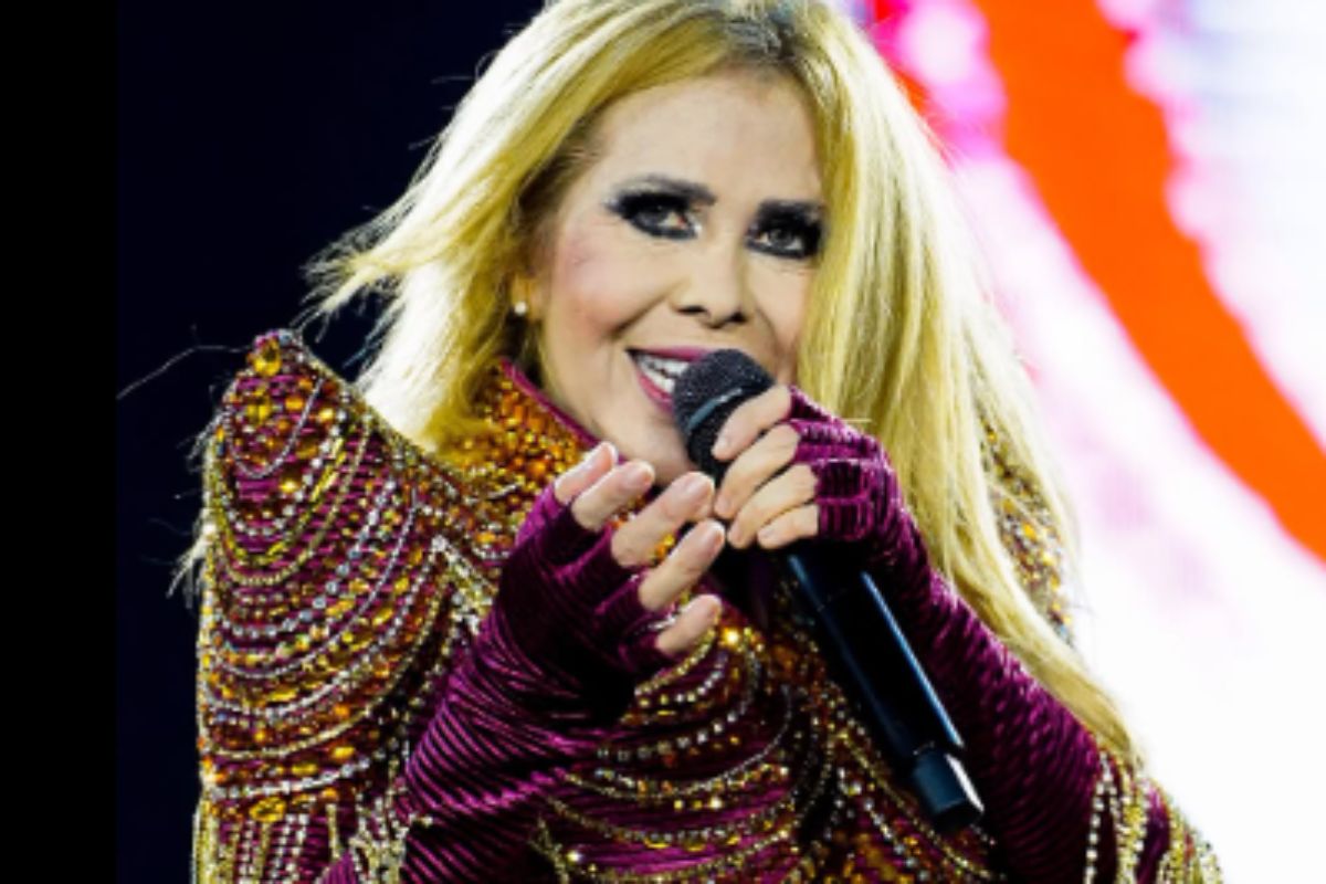 joelma cantando em cima do palco