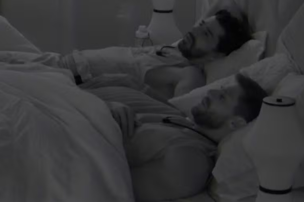 jonas e alberto cowboy deitados na cama do quarto do lider do bbb 26