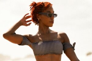 karol conká posando na praia