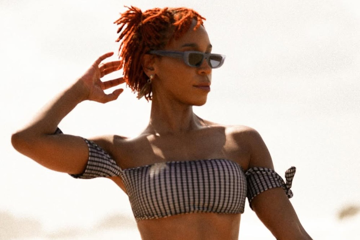 karol conká posando na praia