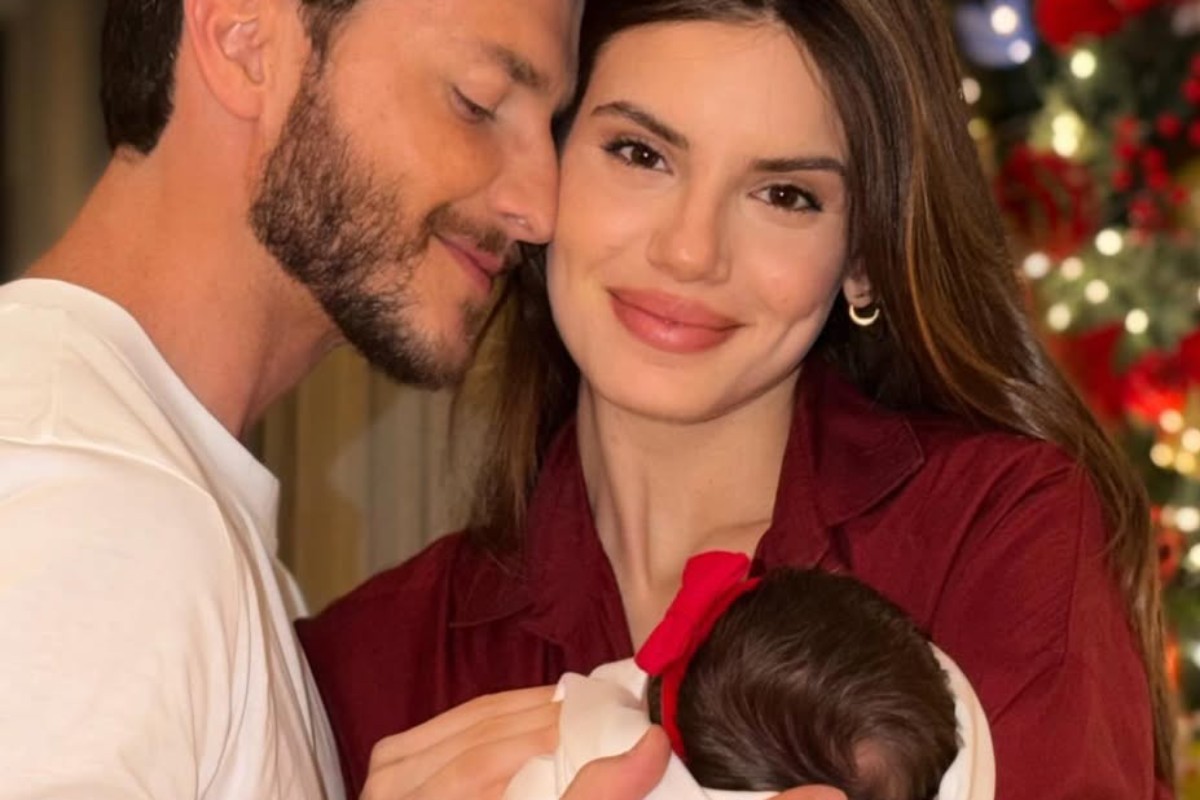 klebber toledo e camila queiroz com clara no colo