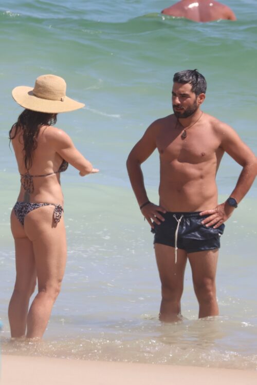 Letícia Spiller e o namorado na praia