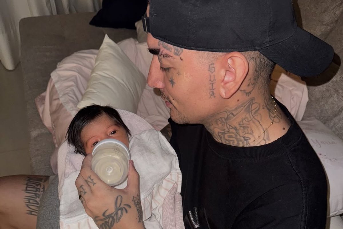 mc guimê dando leite para a filha