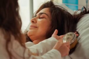 Anabela (Isabelly Carvalho) se aproxima de Miriam (Leticia Sabatella) em Êta Mundo Melhor