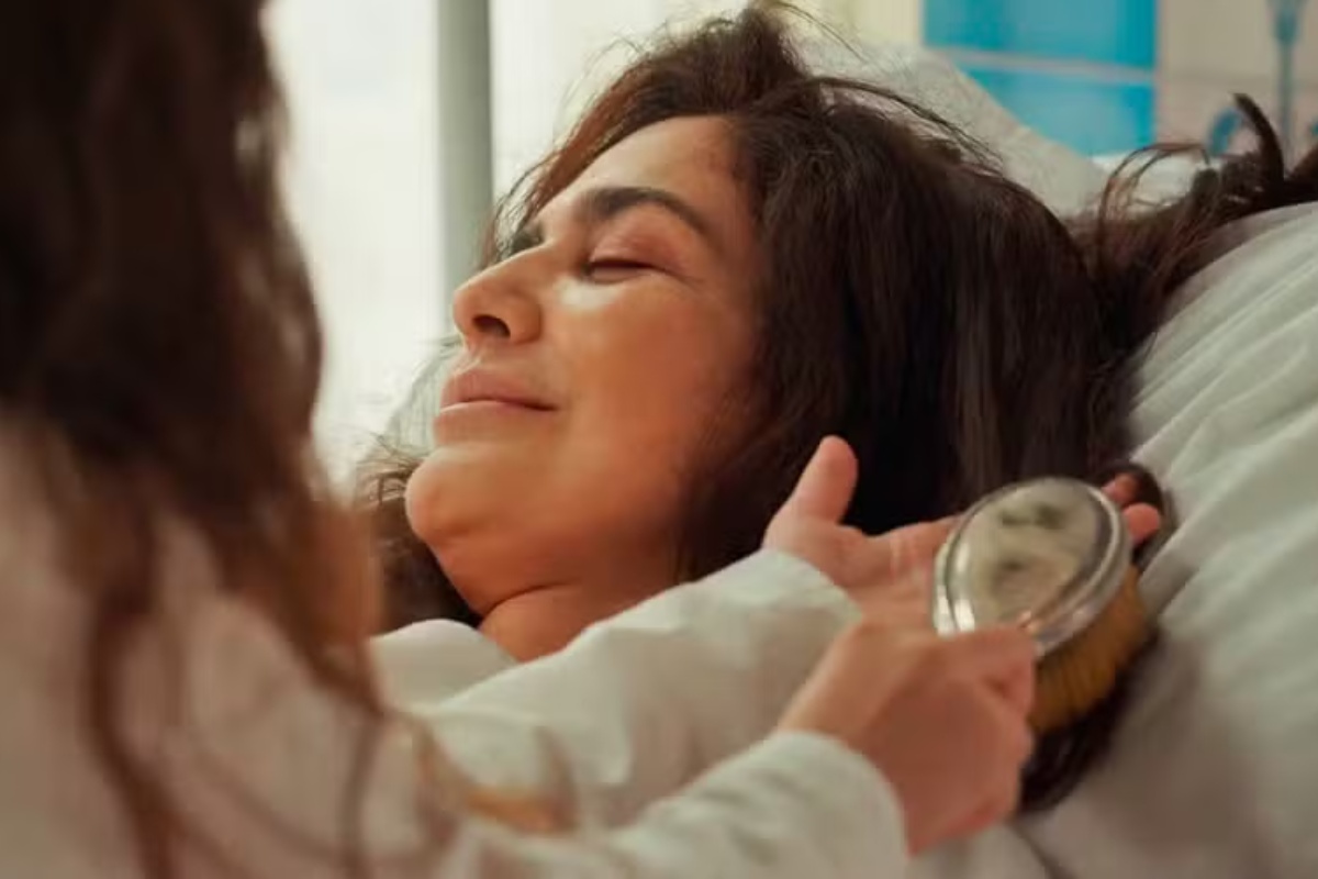 Anabela (Isabelly Carvalho) se aproxima de Miriam (Leticia Sabatella) em Êta Mundo Melhor