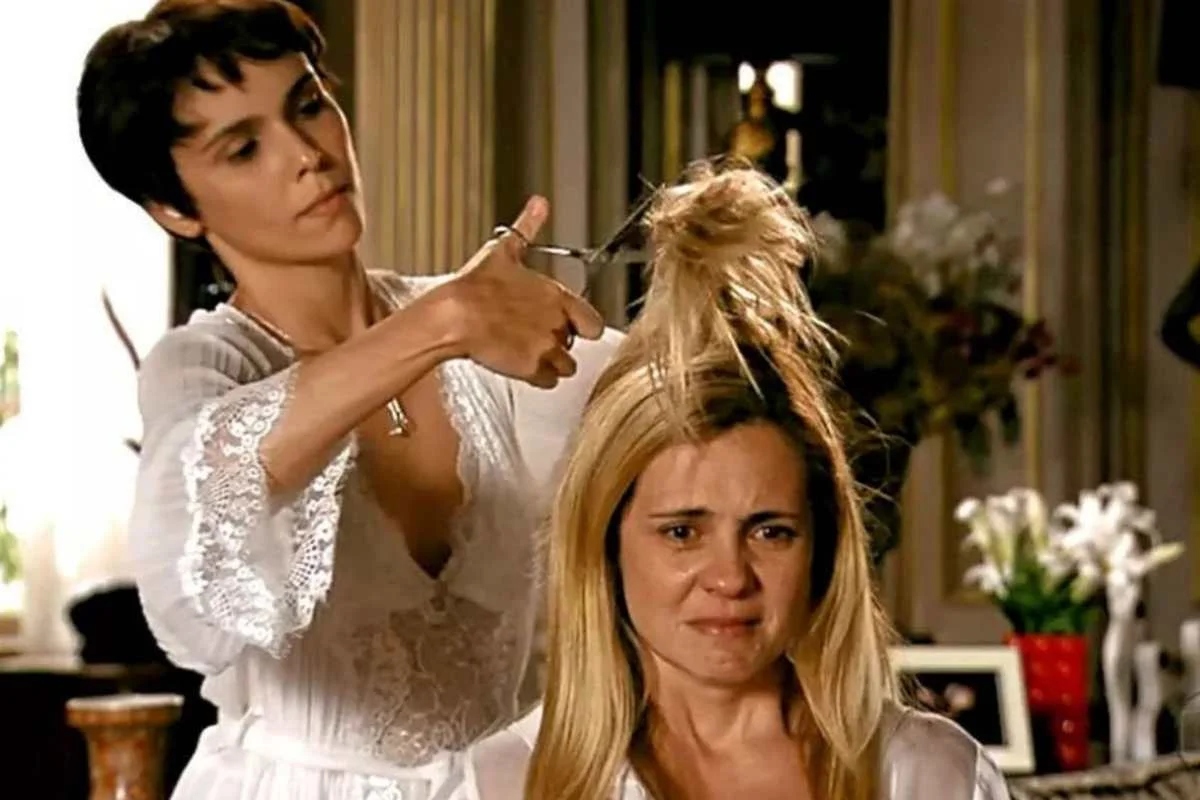 Nina corta o cabelo de Carminha em