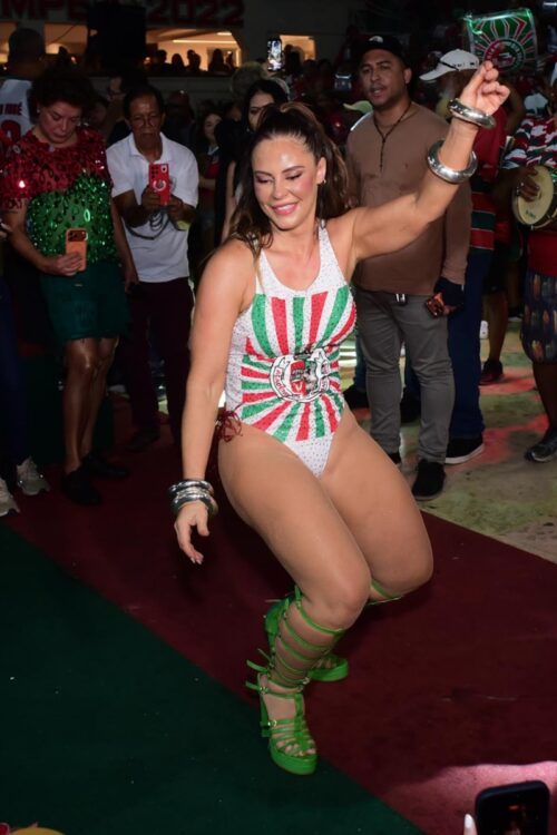 Paolla Oliveira samba na quadra da Grande Rio