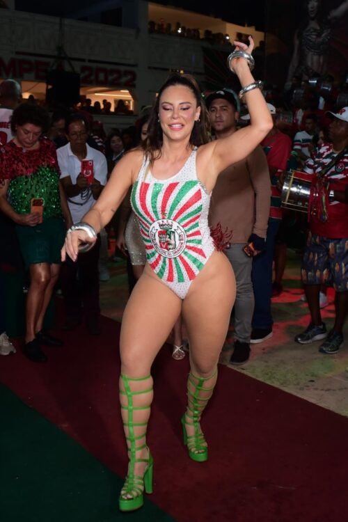 Paolla Oliveira samba na quadra da Grande Rio