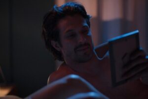 Paulinho (Romulo Estrela) revela tragédia do passado a Gerluce (Sophie Charlotte) em Três Graças