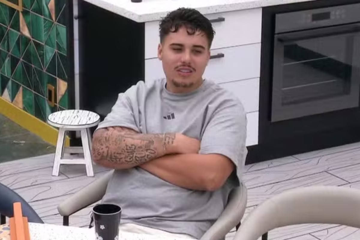 No BBB 26, Pedro conta 'fofoca' para Sarah e brother reage: 'Que comecem os jogos'