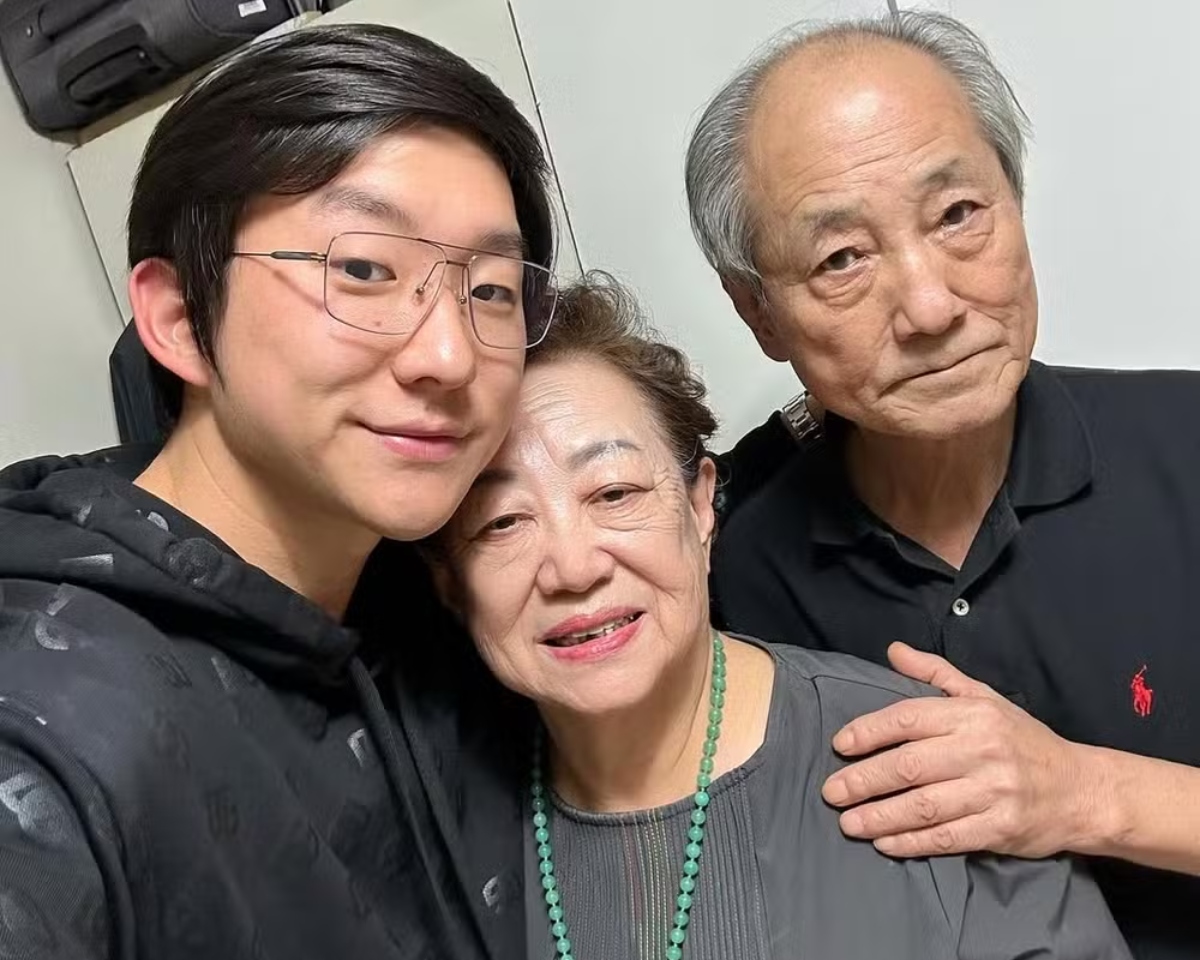 Pyong Lee e os avós