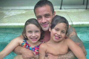 rafael cardoso posando com os flhos