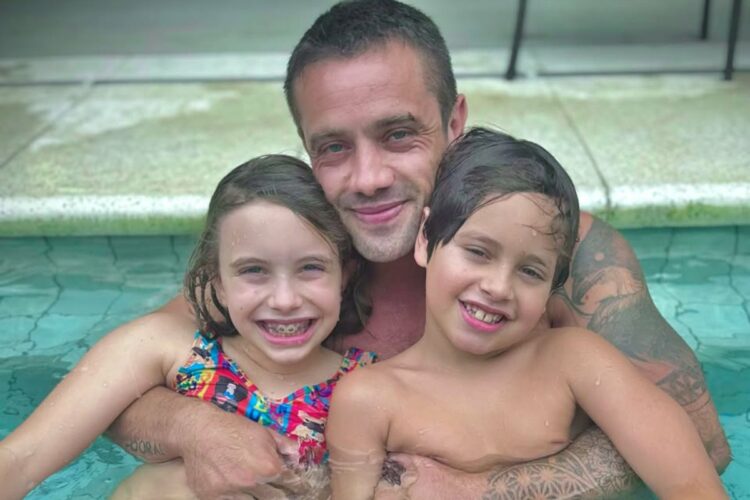 rafael cardoso posando com os flhos